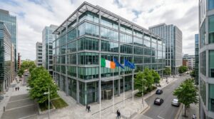 Immeuble de bureaux moderne en Irlande symbolisant l'implantation des multinationales