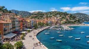 Vue panoramique d'une ville côtière française avec ses maisons en bord de mer