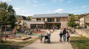 Centre de loisirs communal avec aire de jeux pour enfants