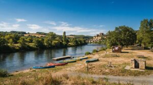 Camping au bord d'une rivière en Ardèche avec des emplacements vides durant l'été